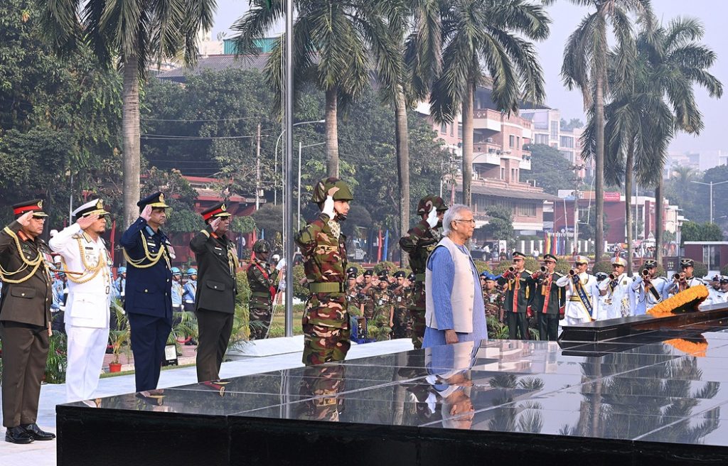 সশস্ত্র বাহিনী দিবসে শিখা অনির্বাণে প্রধান উপদেষ্টার শ্রদ্ধা