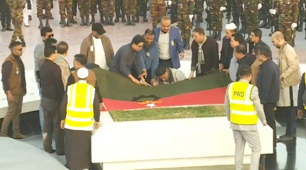 স্বামী জিয়াউর রহমানের কবরের পাশে চিরনিদ্রায় শায়িত হলেন খালেদা জিয়া