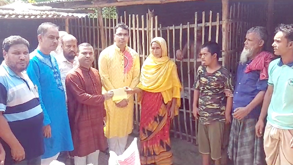 শিবগঞ্জে ২ প্রতিবন্ধী পেল খাদ্য সামগ্রী ও নগদ অর্থ