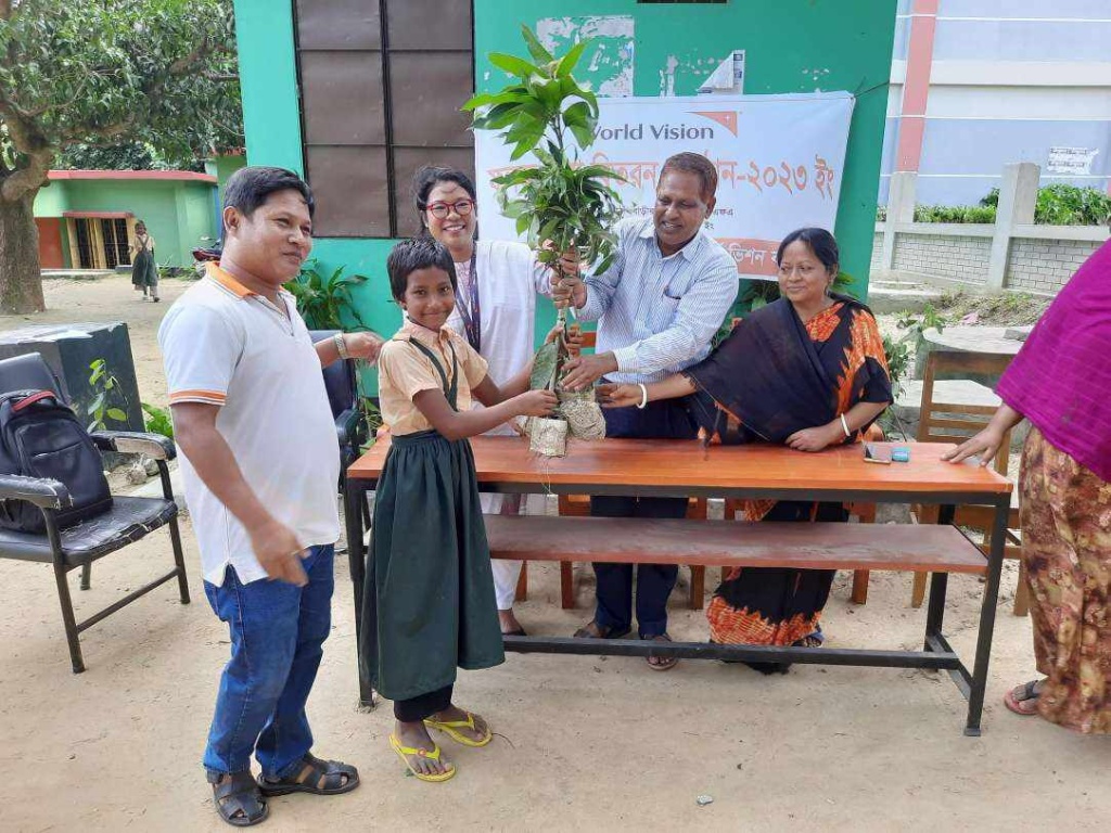 গোদাগাড়ীতে ওয়ার্ল্ড ভিশন’র গাছের চারা বিতরণ