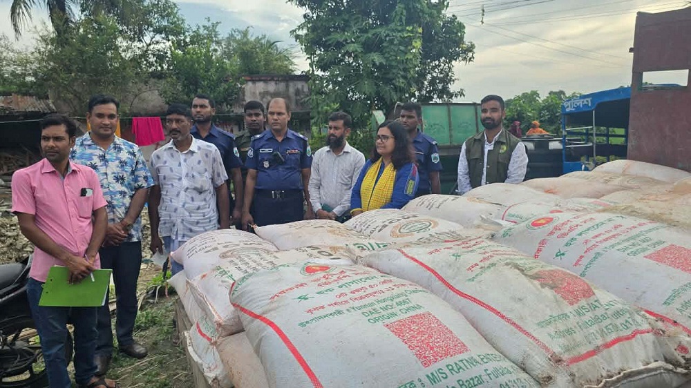 গোদাগাড়ীতে অবৈধ সার মজুদের দায়ে ব্যবসায়ীর জরিমানা, ১৩২ বস্তা সার জব্দ