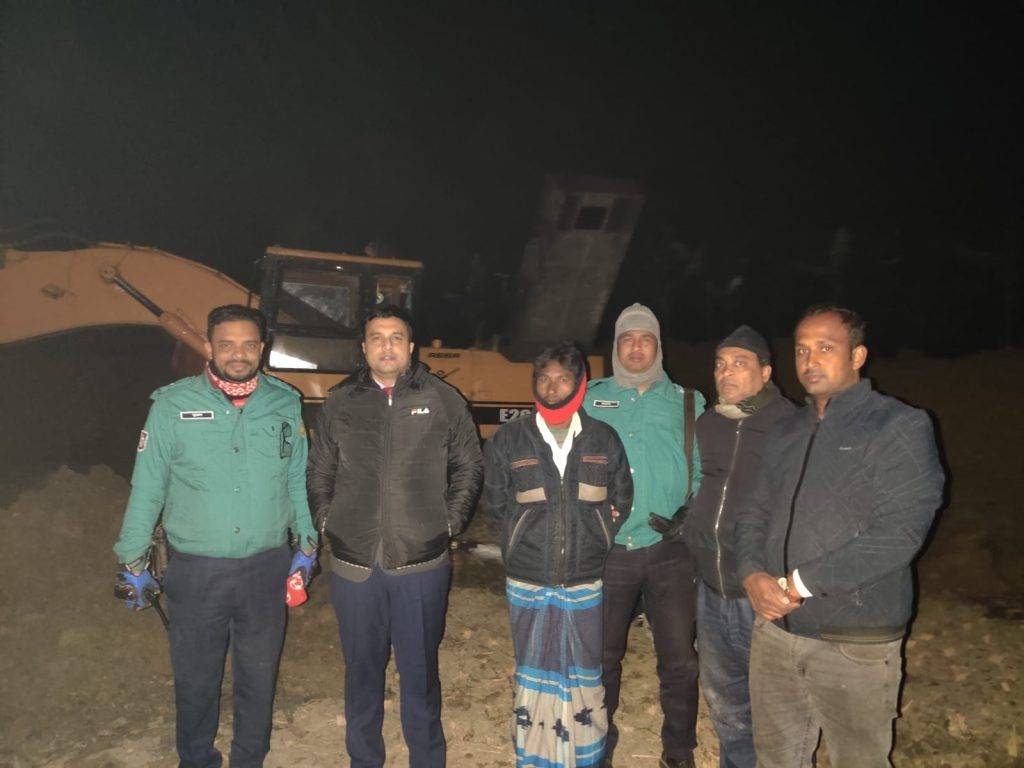 পবায় অবৈধ পুকুর খনন, গভীর রাতে অভিযানে ৪টি মেশিন জব্দ আটক এক