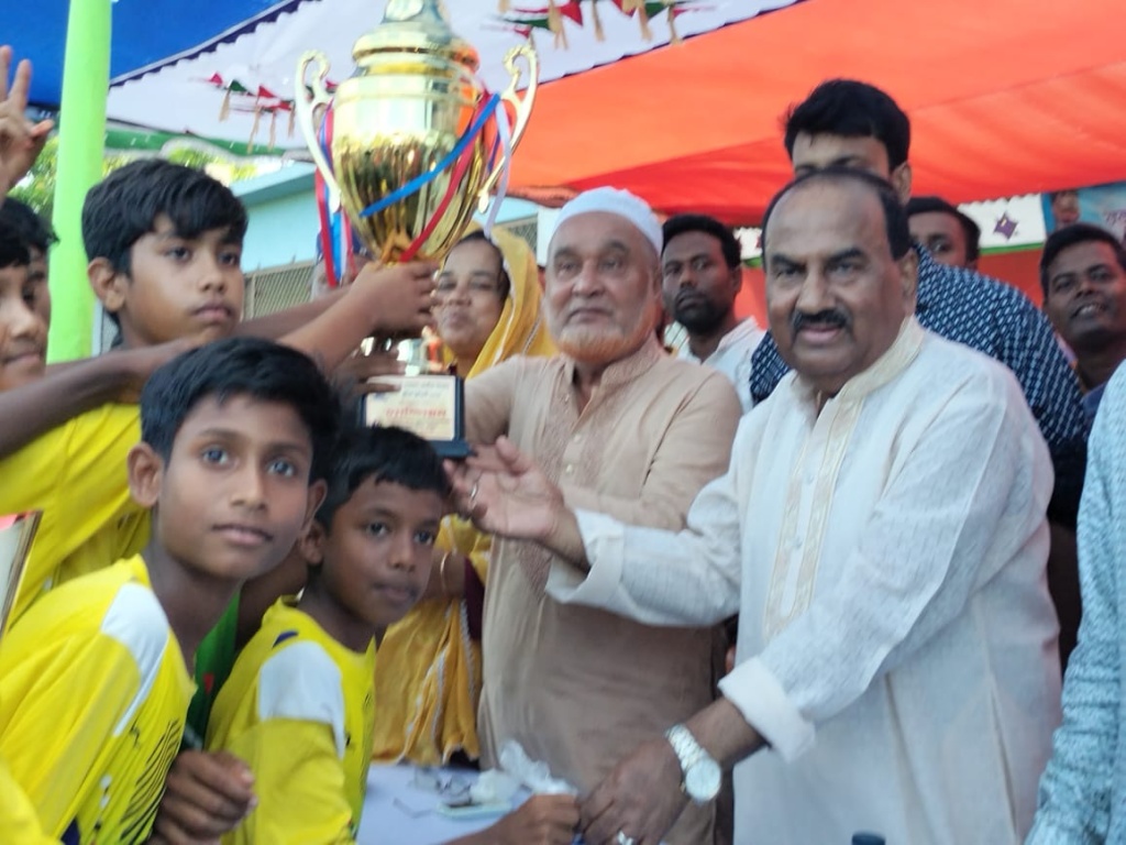 দুর্গাপুরে বঙ্গবন্ধু-বঙ্গমাতা ফুটবল টুর্নামেন্টে সিংগা মডেল ও আলিপুর বিজয়ী