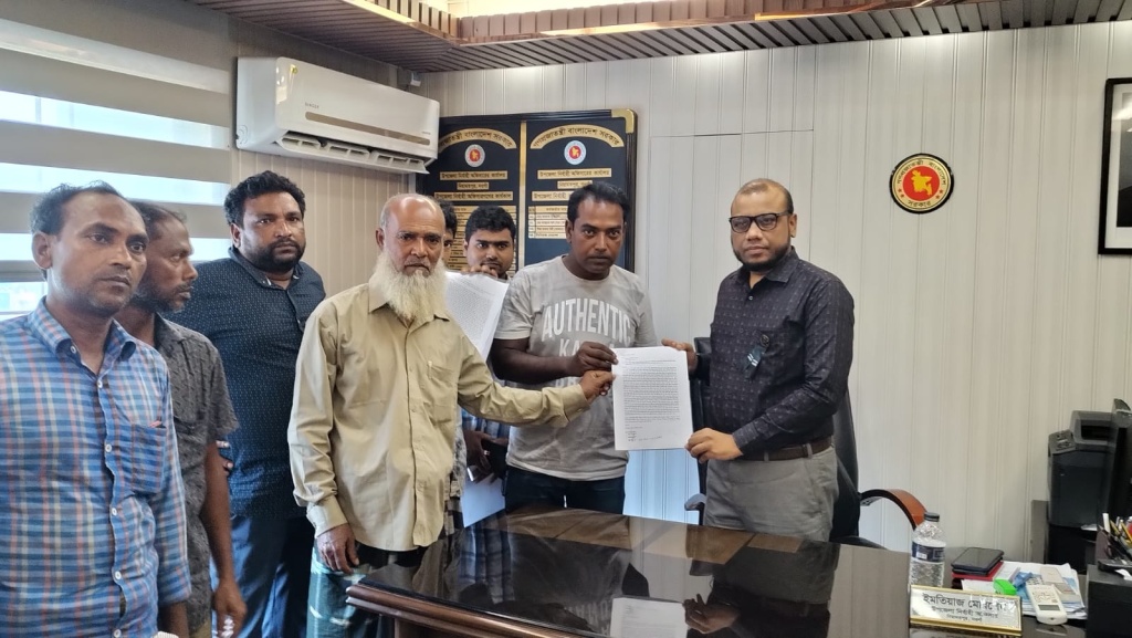 নিয়ামতপুরে ডাক্তারের অবহেলায় স্কুল ছাত্রীর মৃত্যুতে ডিসিকে স্মারকলিপি