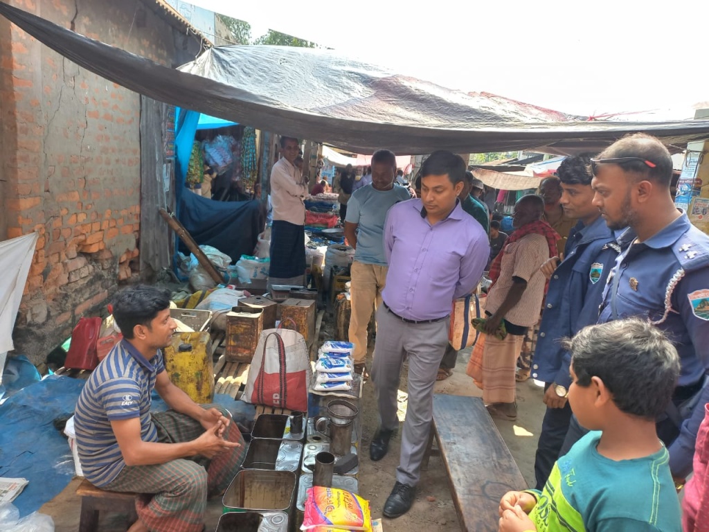 নিয়ামতপুরে ভোক্তা অধিকার আইনে চার দোকানীকে জরিমানা