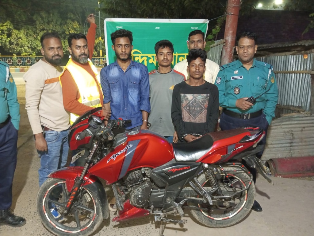 চন্দ্রিমা থানা পুলিশের অভিযানে মোটরসাইকেলসহ ৩ চোর গ্রেফতার