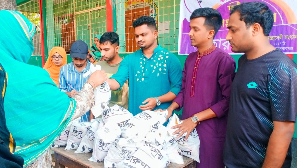 রহনপুরে স্বেচ্ছাসেবী সংগঠন তারুণ্যের ঈদ সামগ্রী বিতরণ
