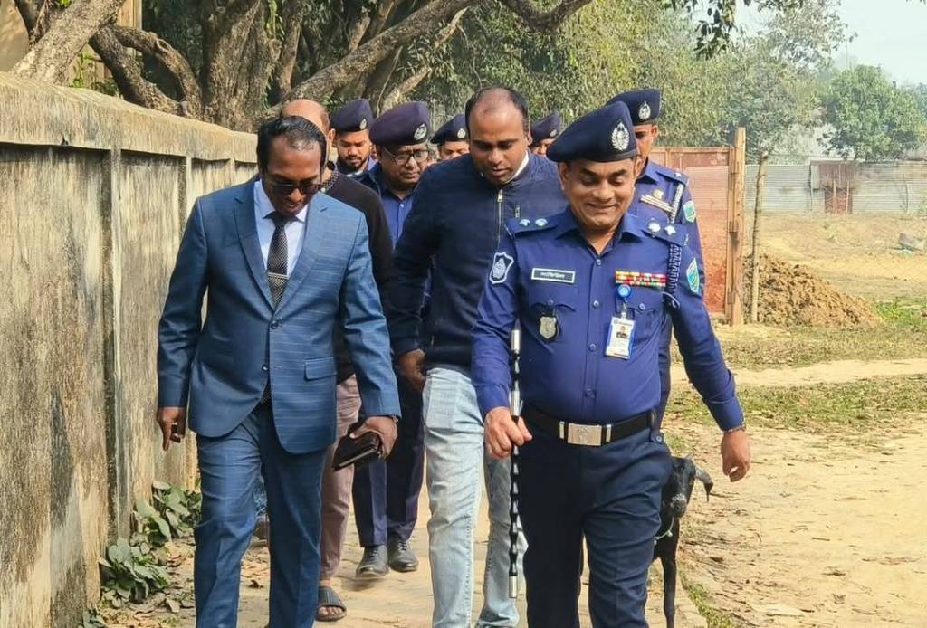 নিয়ামতপুর এসি ল্যান্ড’র বাসভবনে গুলির ঘটনাস্থল পরিদর্শন করলেন এসপি