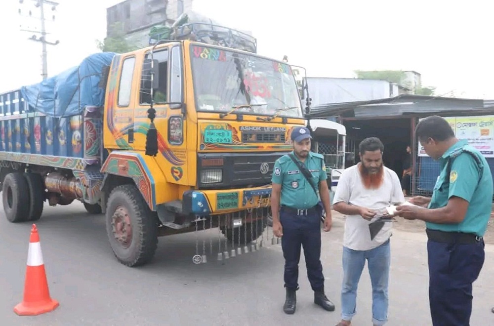 রাজশাহীতে ট্রাফিক পুলিশের বিশেষ অভিযানে ৭০ মামলা ৩৭ যানবাহন আটক