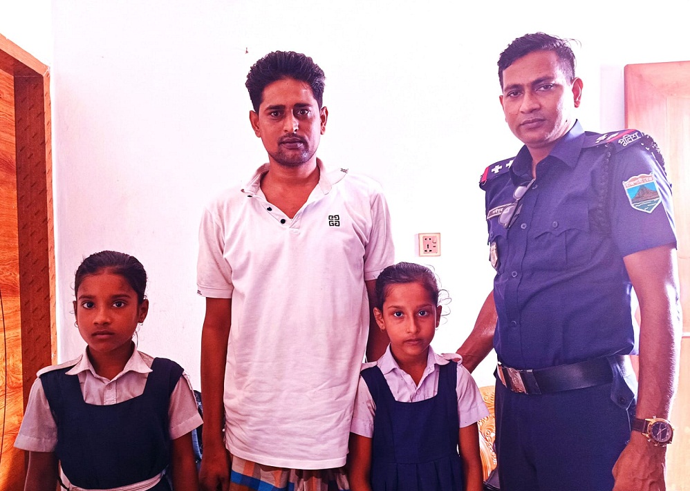বানেশ্বরে পথ হারানো দুই স্কুলছাত্রীকে পরিবারের কাছে ফেরাল ট্রাফিক পুলিশ