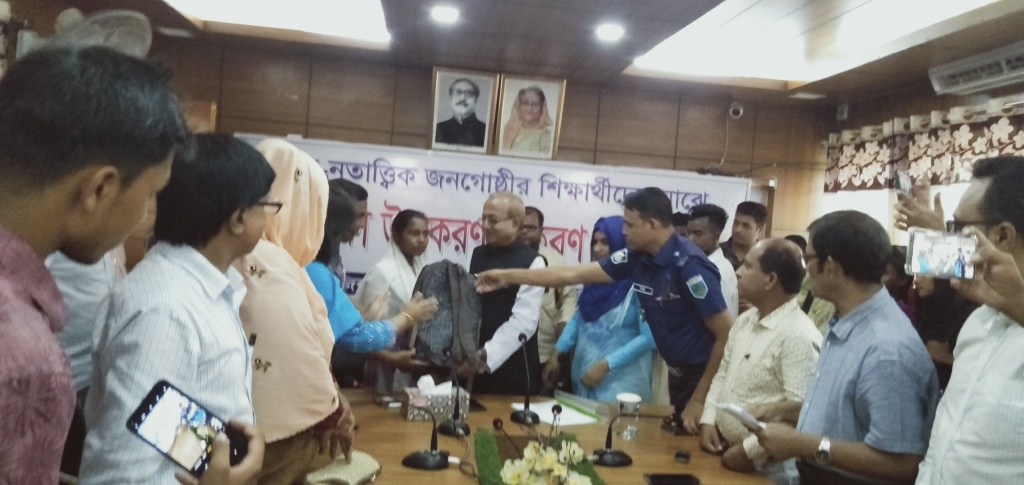নাচোলে ক্ষুদ্র নৃ-গোষ্ঠীর শিক্ষার্থীদের স্কুল ব্যাগ ও শিক্ষা সামগ্রী বিতরণ