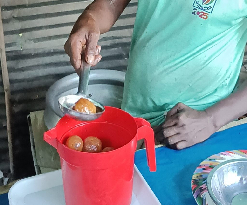 ‘আলুর গোল্লা’ খেতে বাগমারায়  আসছেন দুর-দুরান্তের মানুষ