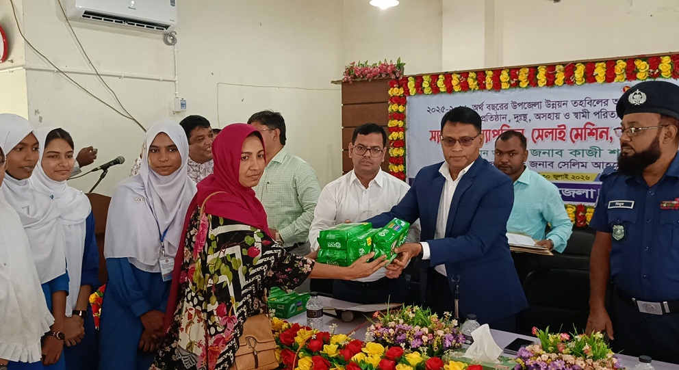 বাগমারায় শিক্ষা, স্বাস্থ্য ও সামাজিক সহায়তা সামগ্রী বিতরণ করলেন ডিসি