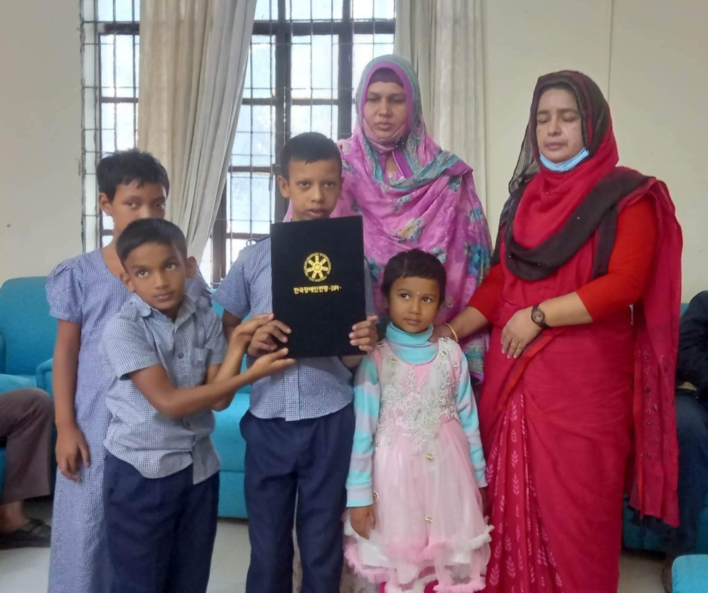 গ্রামীণ দৃশ্যপটের ছবি এঁকে অটিজম শিশু সাফির বিশ্বজয়