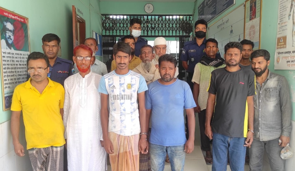 মহাদেবপুরে পুলিশের বিশেষ অভিযানে ১৩ জন গ্রেফতার