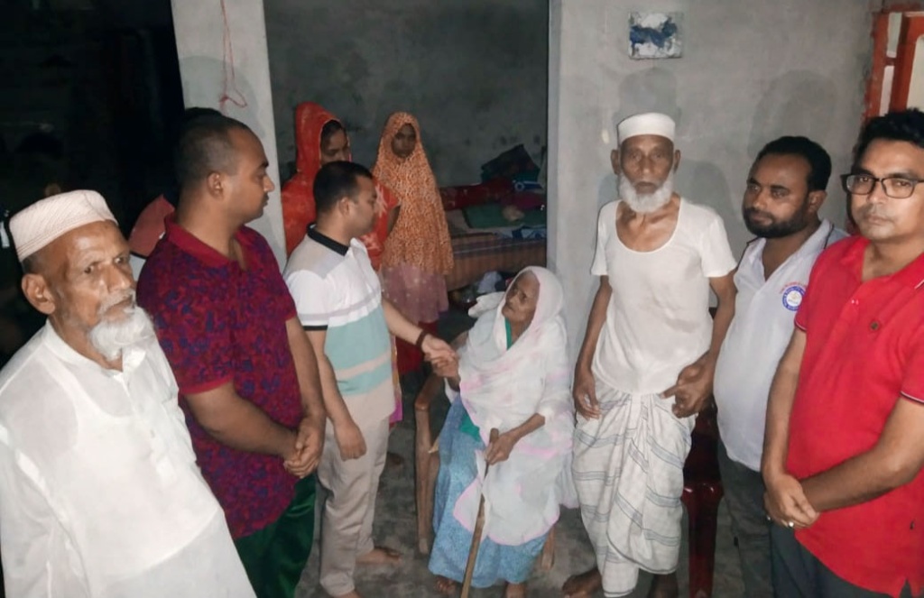 শিবগঞ্জের সেই বৃদ্ধ দম্পতির পাশে দাঁড়ালেন ইউএনও