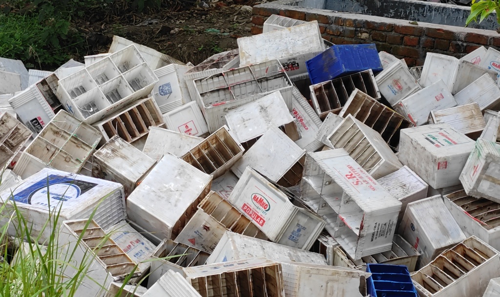 রাতের অন্ধকারে পুরাতন ব্যাটারি পুড়িয়ে তৈরি করা হচ্ছে সীসা!