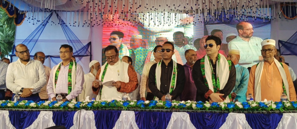 মান্দায় বাস-অটোরিকশা শ্রমিকদের সংঘর্ষ যানবাহন ভাঙচুর মহাসড়কে যান চলাচল বন্ধ