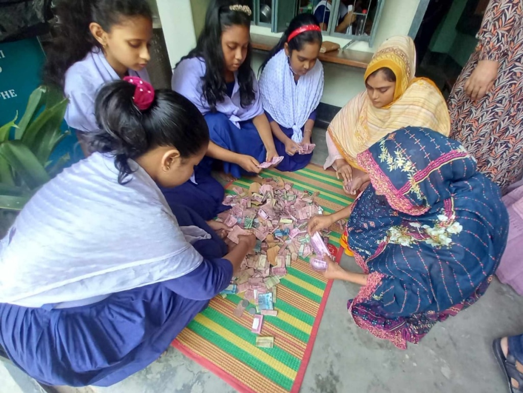 মাটির ব্যাংকে জমানো টিফিনের টাকা নিয়ে অসুস্থ অভিভাবকের পাশে চাঁপাইয়ের শিক্ষার্থীরা