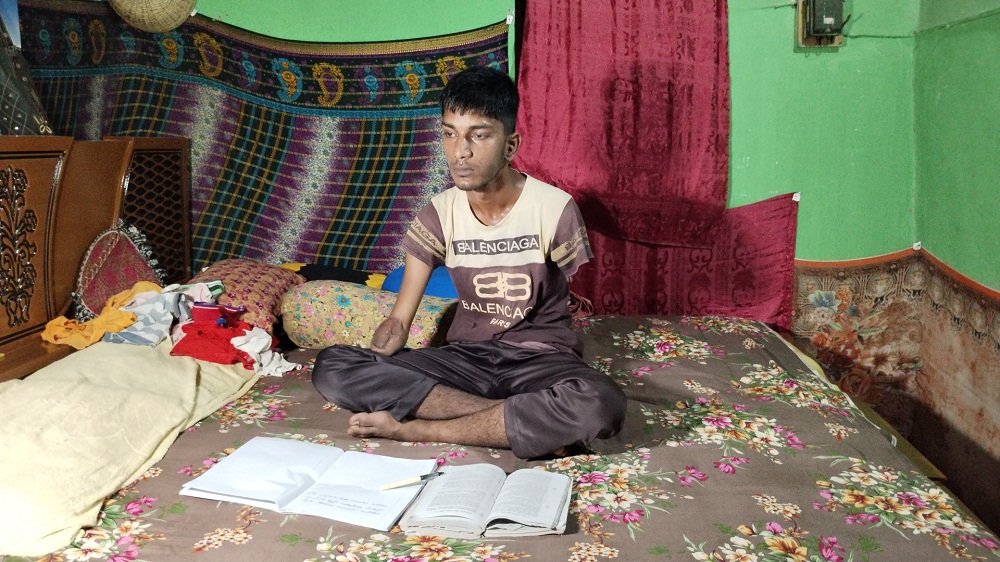 মুখ দিয়ে লিখে দাখিল পাস করলো রিয়াদ