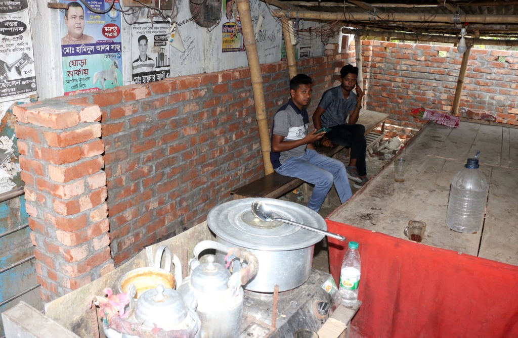 রাজশাহীর ঢাকা বাসস্ট্যান্ডে আরডিএ’র জায়গা দখল করে স্থাপনা নির্মাণ!