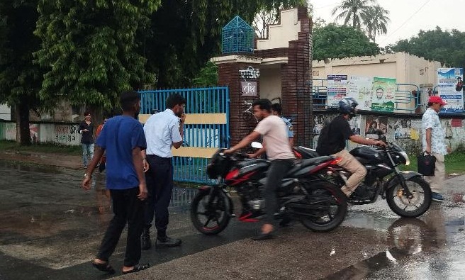 রাবির প্রবেশ পথে চেকপোস্ট বসিয়েও থামানো যাচ্ছেনা বহিরাগত অনুপ্রবেশ