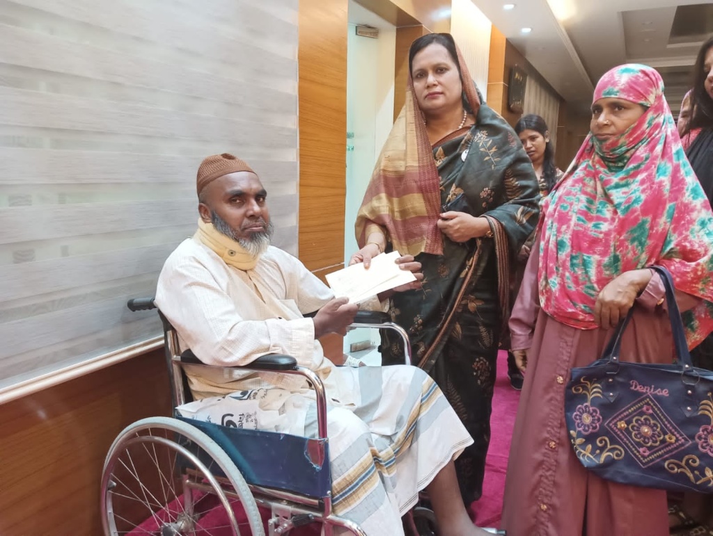 রাজশাহীতে অনুদানের চেক বিতরণ করেন এমপি মিতা