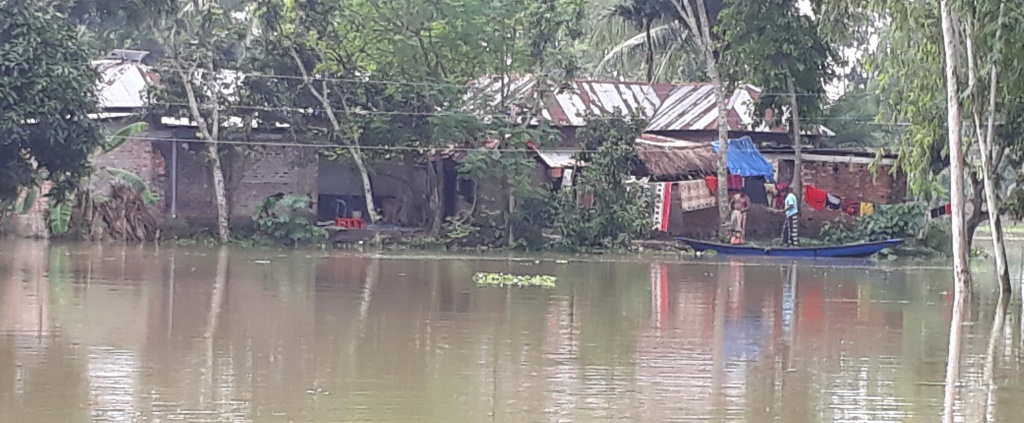 মান্দায় আত্রাই নদীর বাঁধে ভাঙন মহাদেবপুরে বিস্তীর্ণ এলাকা প্লাবিত