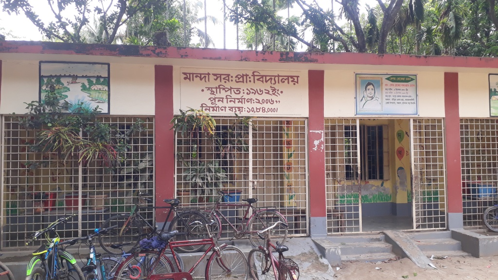 মান্দায় প্রধান শিক্ষকের বিরুদ্ধে স্কুলের টিন বিক্রির অভিযোগ