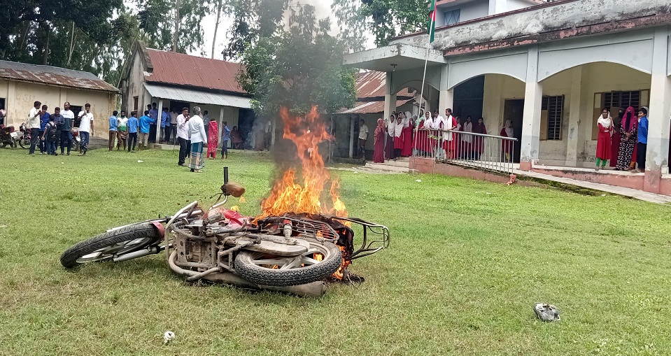মান্দায় শিক্ষার্থীদের মারধরের অভিযোগে প্রধান শিক্ষক অবরুদ্ধ, মোটরসাইকেলে অগ্নিসংযোগ