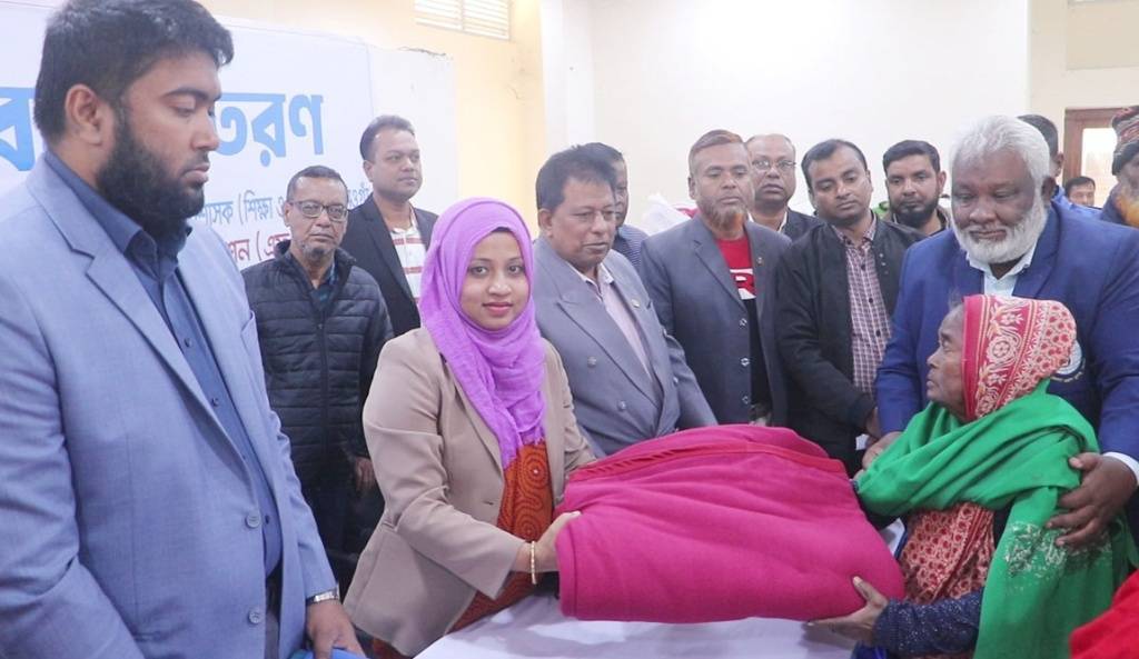 নওগাঁয় শীতার্ত ৫০০ মানুষের মাঝে বস্ত্র বিতরণ