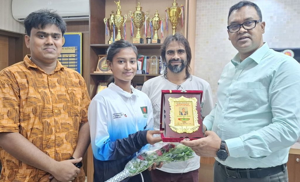 এশিয়া কাপে ব্রোঞ্জ পদক জিতা নওগাঁয় হকি দলের খেলোয়ার তিশাকে সংবর্ধনা