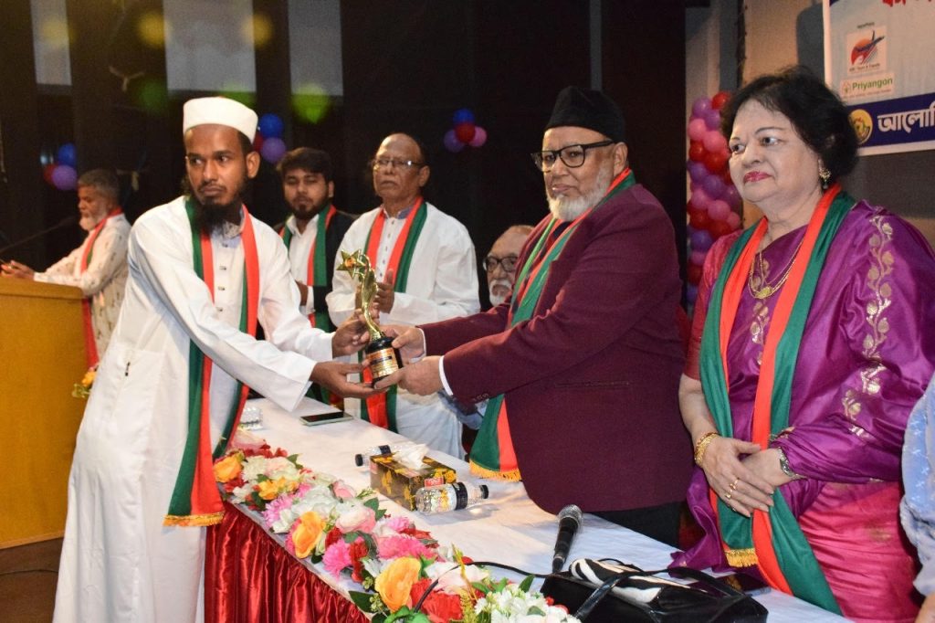 শিক্ষা ও সমাজ উন্নয়নের স্বীকৃতি হিসেবে নাসির উদ্দিনের অ্যাওয়াড লাভ
