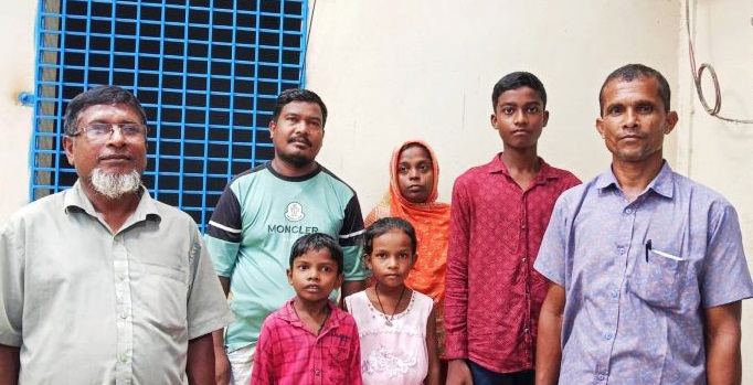 ধামইরহাটে খ্রিস্টান ধর্ম ত্যাগ করে এক পরিবারের পাঁচ জনের ইসলাম ধর্ম গ্রহণ