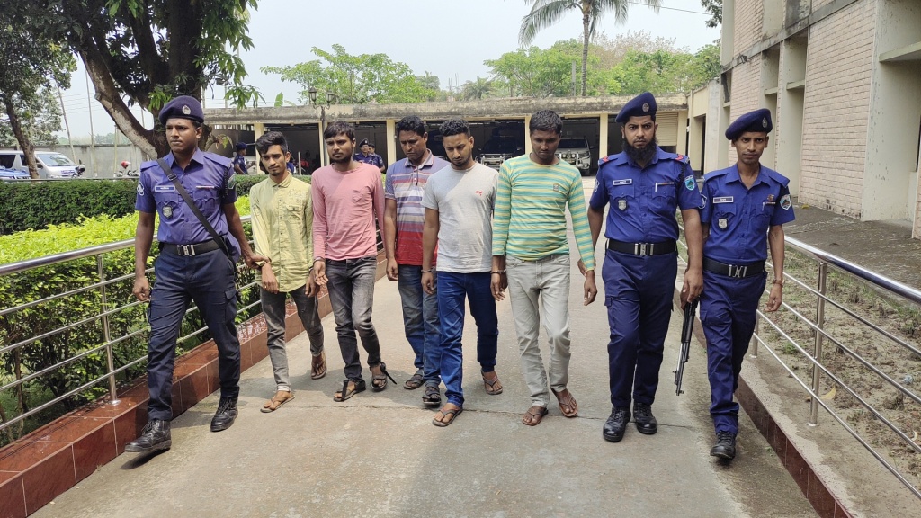 নওগাঁয় ১২ ডাকাত আটক ট্রাক, চাল, টাকা উদ্ধার