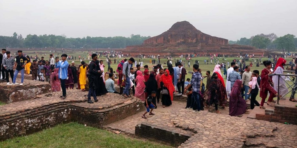 বৌদ্ধবিহারে যেনো মানুষের মেলা!