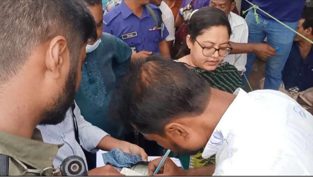 পোরশায় পশুহাটে ইজারাদারকে জরিমানা