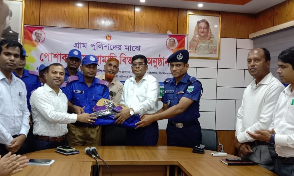 শিবগঞ্জে গ্রামপুলিশদের মাঝে পোশাক বিতরণ