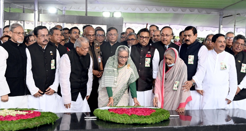 আওয়ামী লীগের ৭৫তম প্রতিষ্ঠাবার্ষিকীতে বঙ্গবন্ধুর প্রতিকৃতিতে শ্রদ্ধা