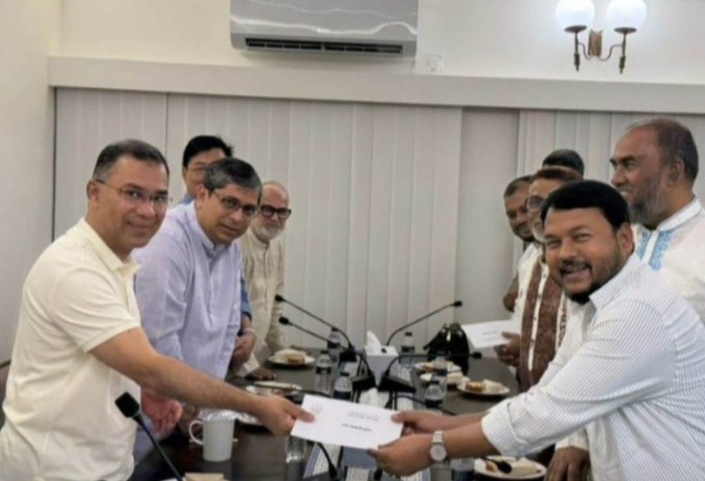 প্রধানমন্ত্রীর নিকট থেকে পরিচ্ছন্নকর্মীদের জন্য ঈদ উপহারের চেক গ্রহণ করলেন রাসিক প্রশাসক