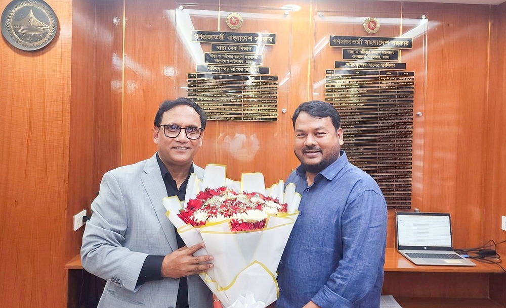 স্বাস্থ্য সেবা বিভাগের নবনিযুক্ত সচিবকে ফুলেল শুভেচ্ছা রাসিক প্রশাসকের