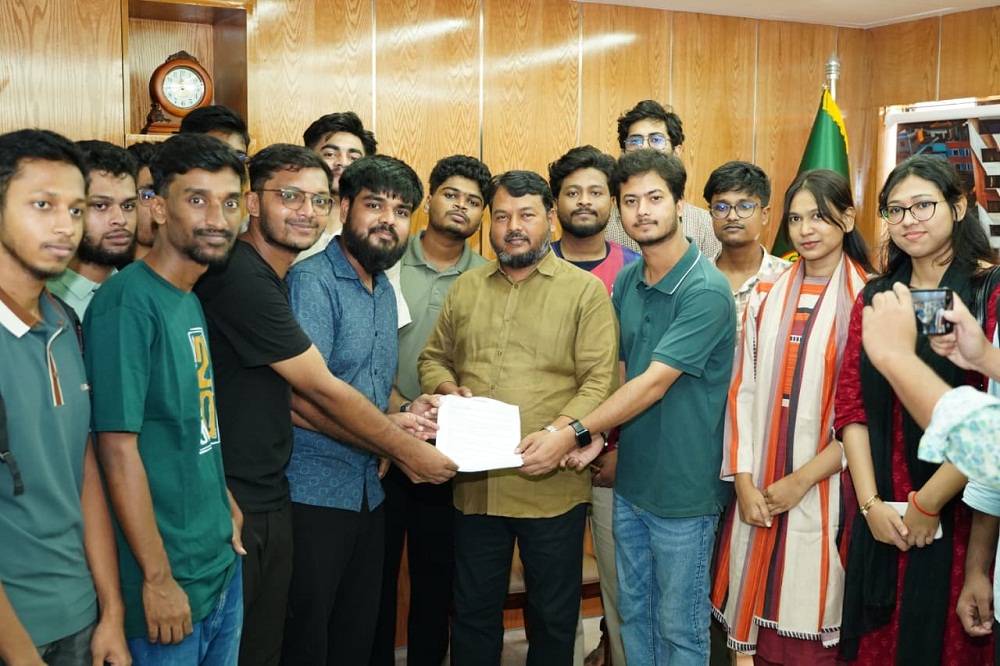 রাসিক প্রশাসকের কাছে রুয়েট শিক্ষার্থীদের স্মারকলিপি প্রদান