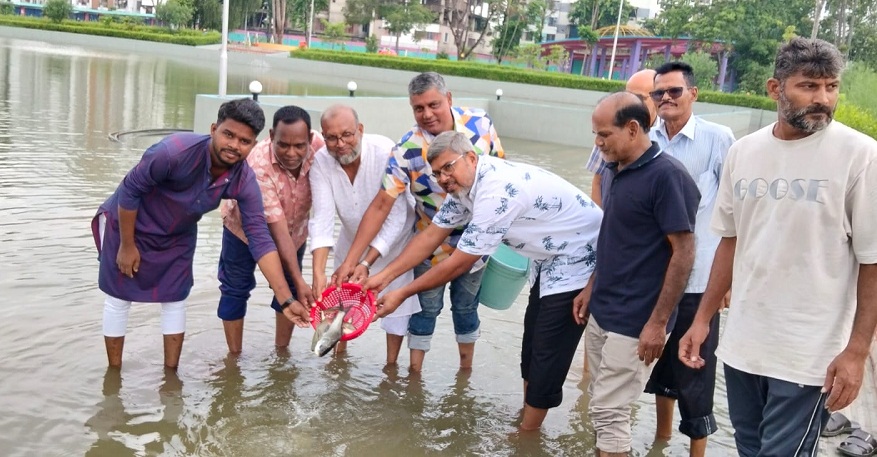 আরডিএ পার্কের পুকুরে মাছ অবমুক্ত ও বৃক্ষরোপণ