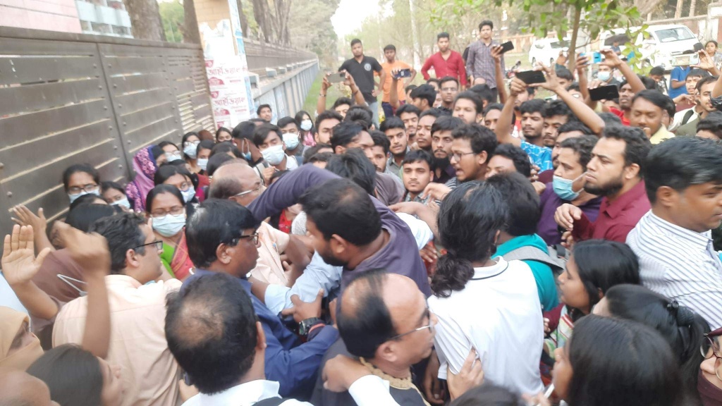 ছাত্র উপদেষ্টাকে অবরুদ্ধ করে রাবি শিক্ষার্থীদের আন্দোলন