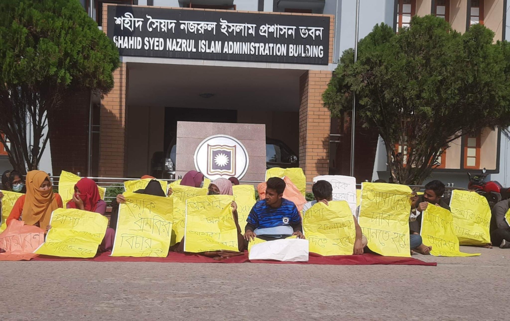 ফল বিপর্যয়ে সমাধান না পেয়ে আমরণ অনশণে রাবি শিক্ষার্থীরা