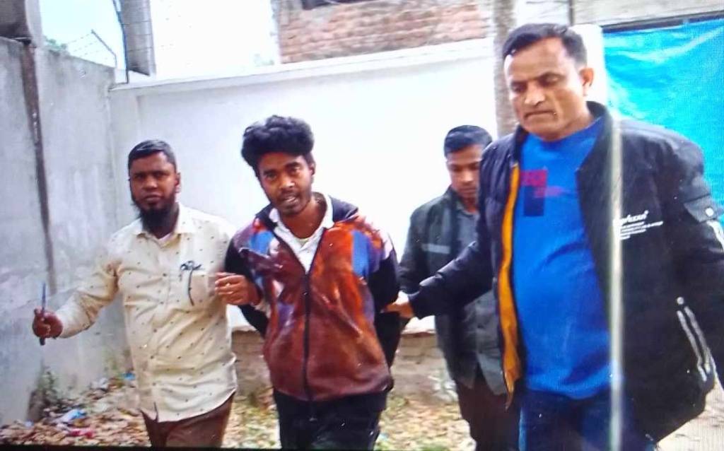 দুর্গাপুর থানার সামনেই পুলিশকে  ছুরিকাঘাত, অভিযুক্ত যুবক গ্রেফতার