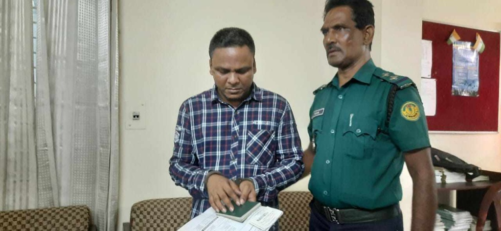 রাজশাহীতে ভারতীয় ভিসা করতে গিয়ে ভূয়া মেজর জেনারেল গ্রেপ্তার