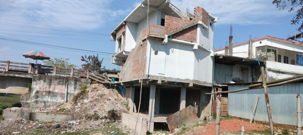 দখলদারদের দৌরাত্মে সংকুচিত রাজশাহীর হোজা নদী