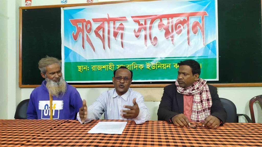 কলেজ ছাত্রকে অস্ত্র মামলায় ফাঁসানোর অভিযোগে বাবার সংবাদ সম্মেলন