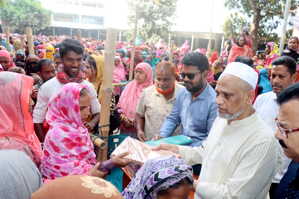 বাগমারার সাত হাজার নারী পেলেন ইঞ্জিনিয়ার এনামুলের ঈদ উপহার